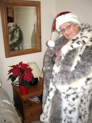 British nan Grandma Libby exposes her fat body in a Christmas hat and hosiery - Britain on justmyfans.pics