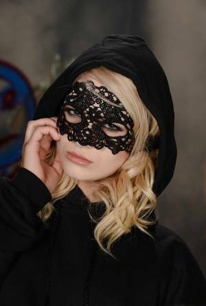 Masked blonde teen Aubrey Gold posing perfectly toned body in lingerie on justmyfans.pics