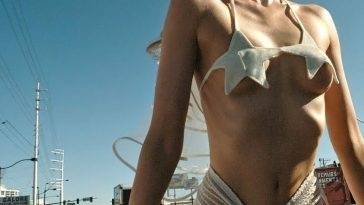 Stella Maxwell Shows Off Her Nude Tits (1 Photo) - fapfappy.com