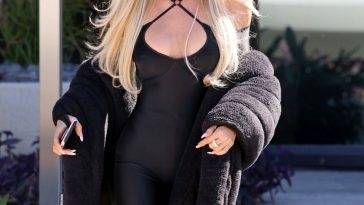 Khloe Kardashian Shows Off Her Tits in Burbank - fapfappy.com