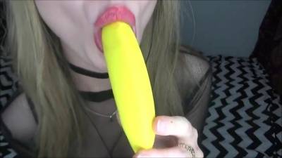PEAS AND PIES SUCKING BANANA SENSUAL EXCLUSIVE VIDEO on justmyfans.pics