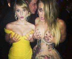 Kaley Cuoco & Melissa Rauch Holding Their Golden Globes on justmyfans.pics