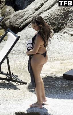 Izabel Pakzad Displays Her Sexy Bikini Body on the Beach - fapfappy.com