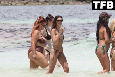 Emily Ratajkowski Shows Off Her Supermodel Figure as She Hits the Beach in Mexico - Mexico on justmyfans.pics
