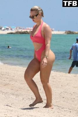 Bianca Elouise Displays Her Curves on the Beach in Miami on justmyfans.pics