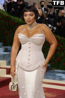 Paloma Elsesser Shows Off Her Big Boobs at The 2022 Met Gala in NYC on justmyfans.pics