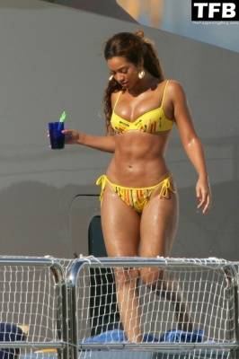 Beyonce Flaunts Her Sexy Curves in a Bikini While Sunbathing on Her Yacht in Monaco on justmyfans.pics