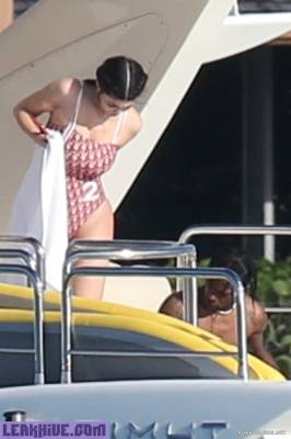  Kylie Jenner Paparazzi Swimsuit Yacht Photos on justmyfans.pics