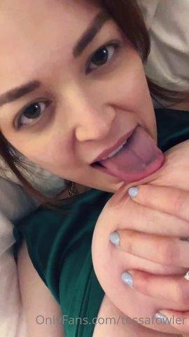 Tessa Fowler - 29 June 2022 - Licking Titties on justmyfans.pics