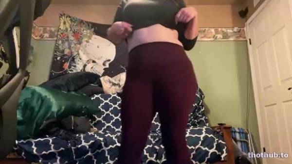 Twitch Streamer Spanks Mom Phat Ass on Live Stream on justmyfans.pics