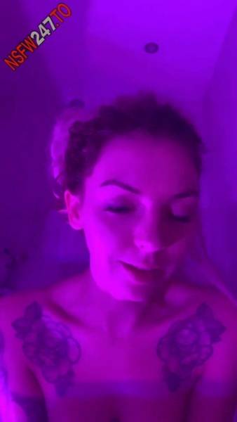 Elisa Rose - showing off her beautiful tits and ass in pink neon lighting - leaknud.com
