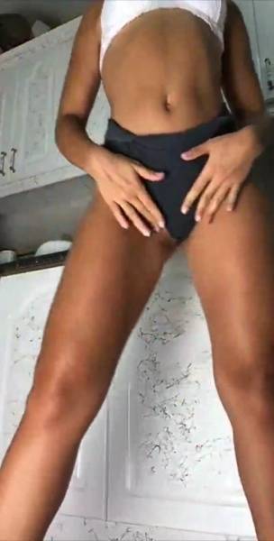 Paola Skye kitchen booty spreading & twerking snapchat premium xxx porn videos - manythots.com