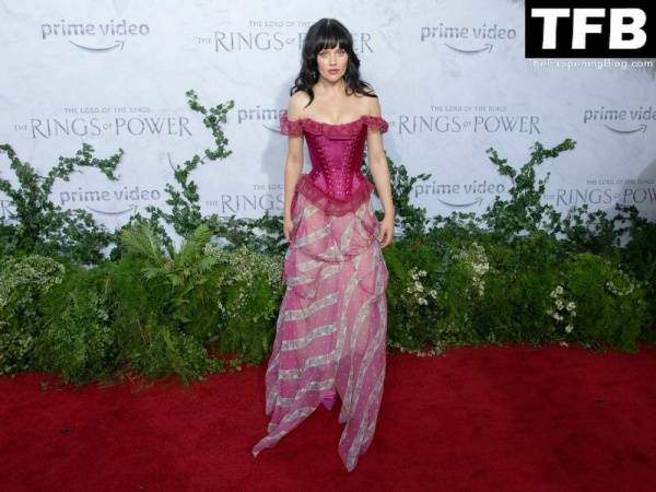 Markella Kavenagh Flaunts Her Cleavage at the Premiere of 1CThe Lord of the Rings: The Rings of Power 1D in LA on justmyfans.pics