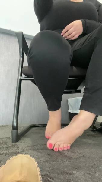 Valentinas_toes 7 04 thought i was at the office by myself and then the general manager of the company wal xxx onlyfans porn videos - manythots.com