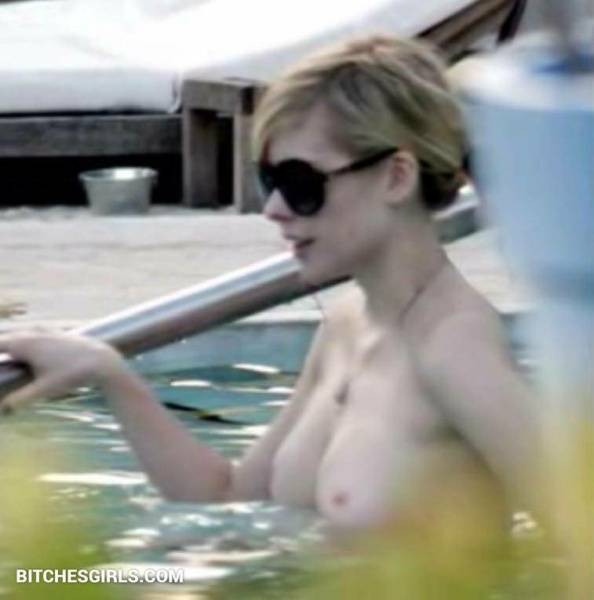 Avril Lavigne Nude Celebrity Leaked Tits Photos - clubgf.com