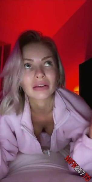 Layna Boo tease at night snapchat premium porn videos - manythots.com