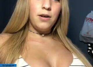 Spanish girl teasing her cleavage gracesosaqueen - Spain on justmyfans.pics