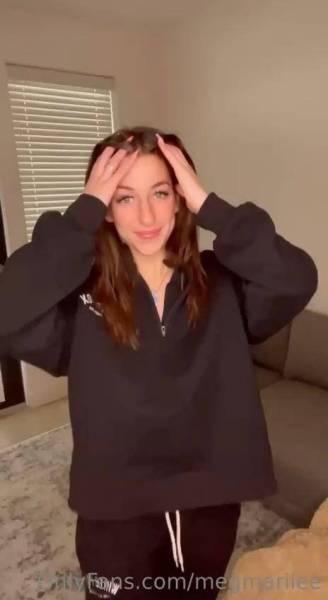Megan McCarthy Sweatsuit Strip Onlyfans Video Leaked on justmyfans.pics