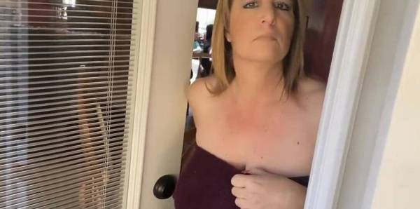 Horny Milf Danni Jones Seducing Her Neighbor - OnlyFans: Danni2427 - Mature Cougar Cheating on justmyfans.pics