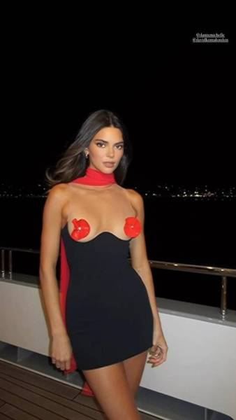 Kendall Jenner Pasties Dress Candid Video Leaked - Usa on justmyfans.pics