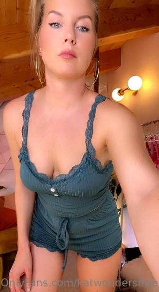 Kat Wonders Underboob Outfit Strip Tease Onlyfans Video Leaked on justmyfans.pics