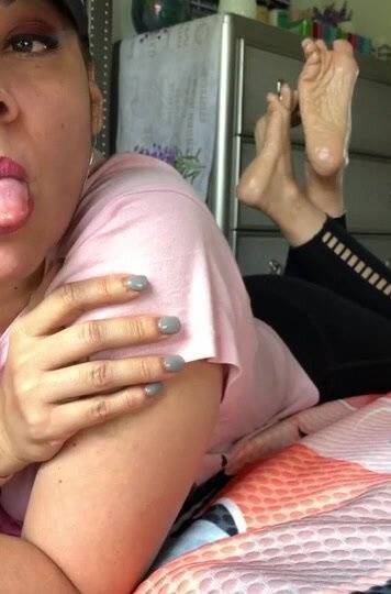 Oily soles in the pose on justmyfans.pics