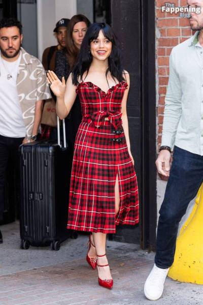 Jenna Ortega Flashes a Smile and a Wave as She Steps Out in NYC (35 Photos) - Usa on justmyfans.pics